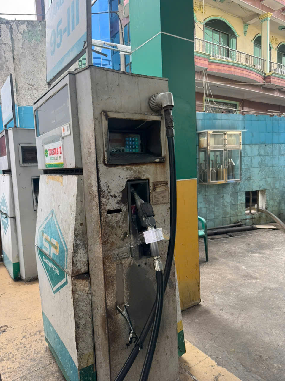 H&igrave;nh ảnh C&ocirc;ng an TPHCM ni&ecirc;m phong b&ecirc;n trong "tập đo&agrave;n" xăng giả - Ảnh 6.