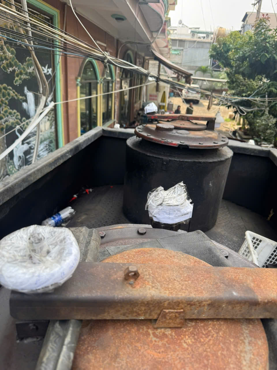 H&igrave;nh ảnh C&ocirc;ng an TPHCM ni&ecirc;m phong b&ecirc;n trong "tập đo&agrave;n" xăng giả - Ảnh 8.