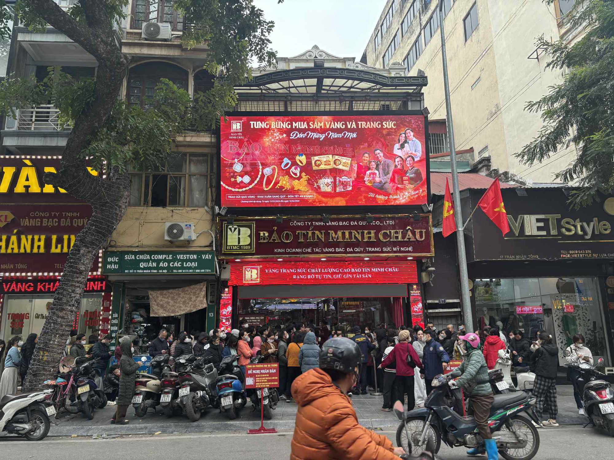 Sát Tết, người Hà Nội xếp hàng đông nghịt từ 3h sáng, bế cả con nhỏ đi cùng để chờ mua vàng: 2 tháng sau mới được nhận! - Ảnh 1.