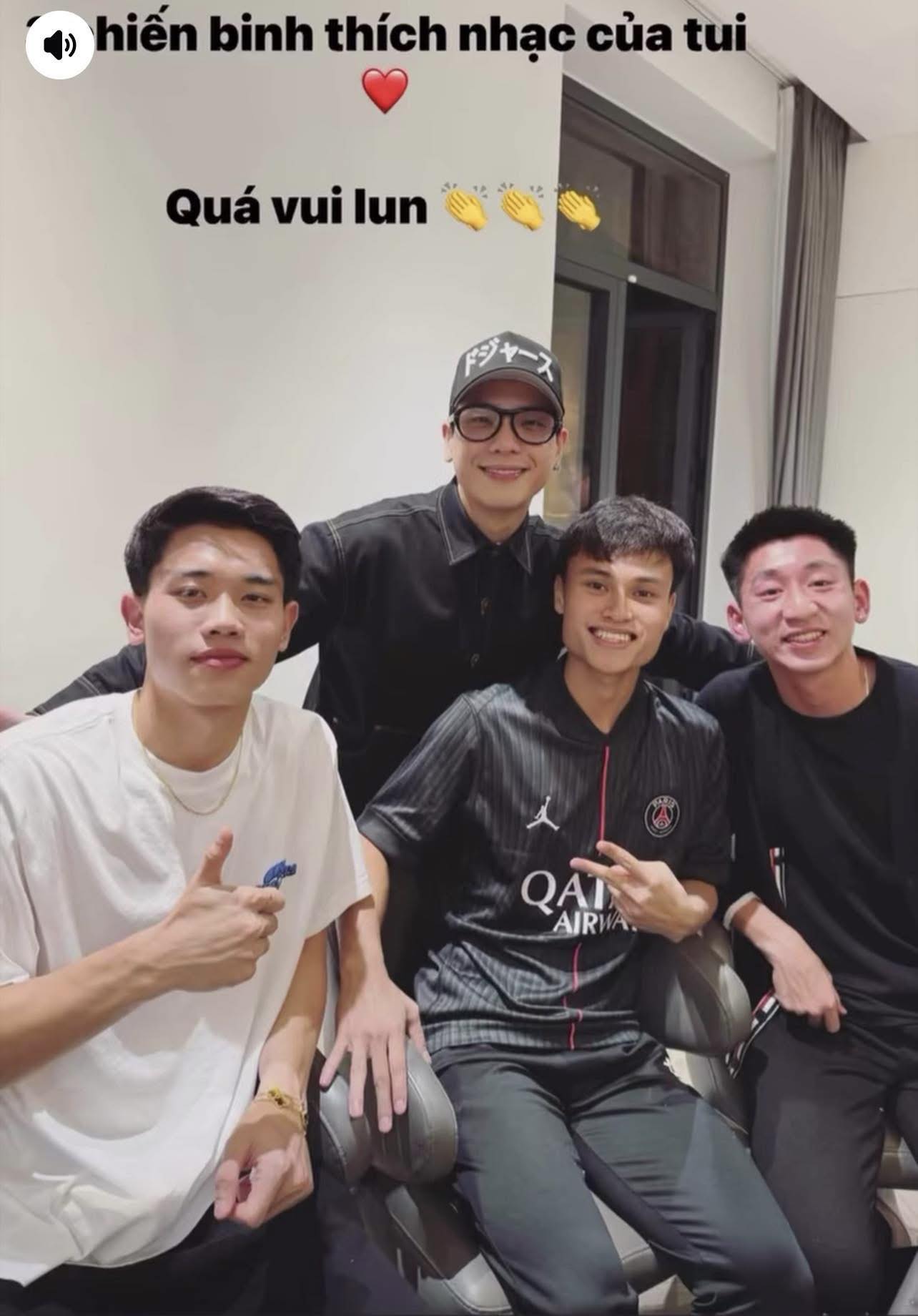 Đình Bắc gây sốt với khoảnh khắc thân thiết bên "người đàn ông khiến anh mất ngủ" - Ảnh 3.