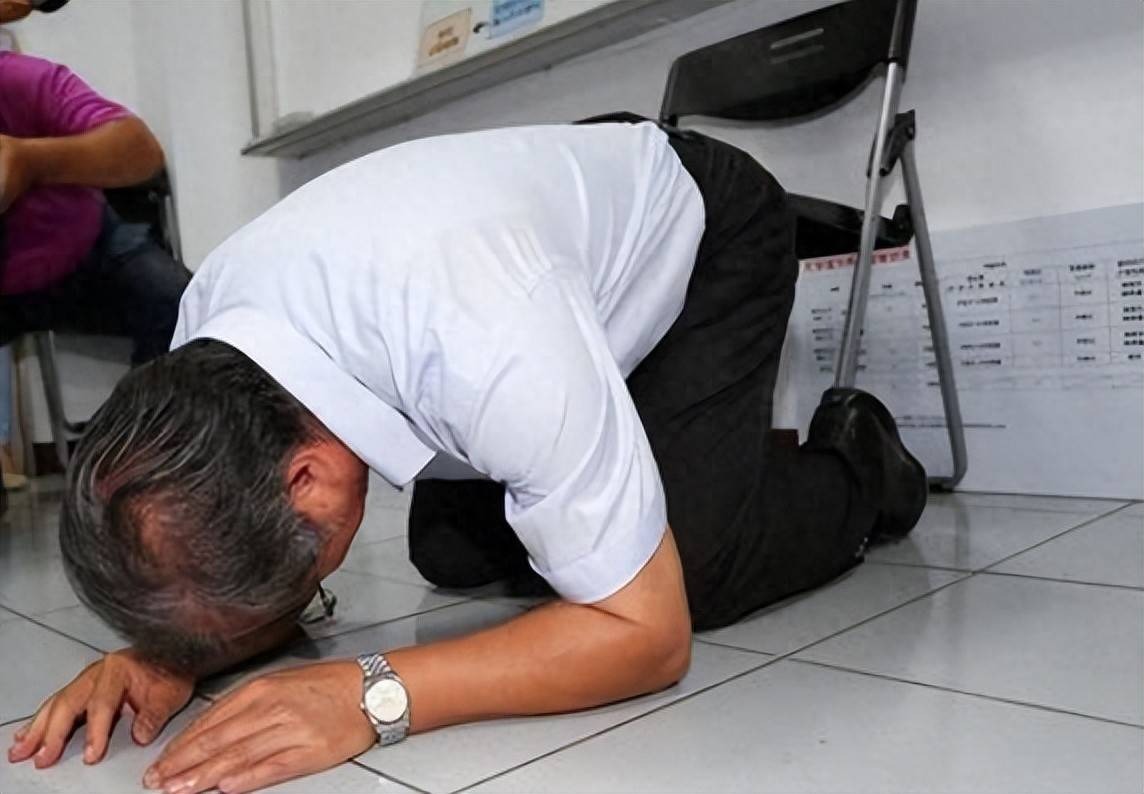 Người mẹ què chân nhặt rác nuôi con gái vào đại học: Ngày con gái cưới, bố chồng của cô bất ngờ quỳ sụp trước mặt bà- Ảnh 3.