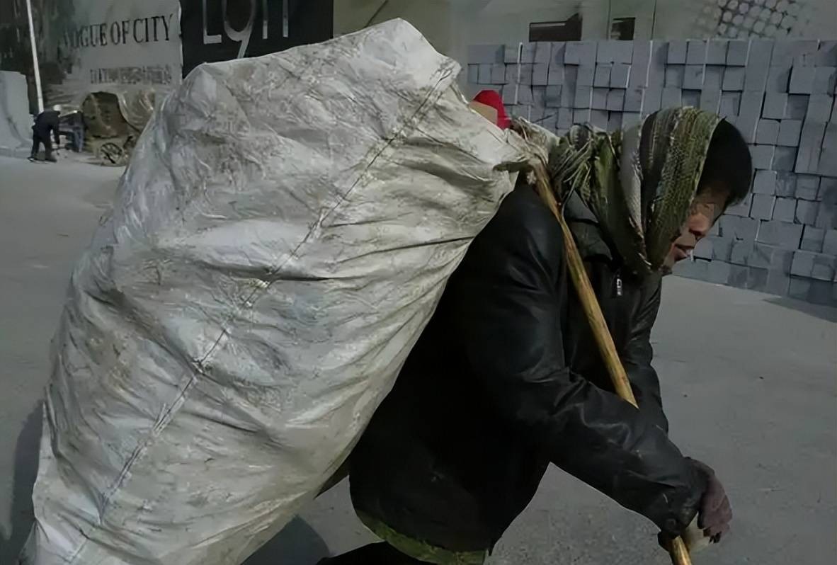 Người mẹ què chân nhặt rác nuôi con gái vào đại học: Ngày con gái cưới, bố chồng của cô bất ngờ quỳ sụp trước mặt bà- Ảnh 2.