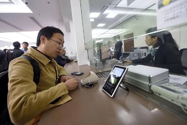 Ch&agrave;ng trai gửi 2,4 tỉ, 1 tiếng sau chỉ c&ograve;n 71 ngh&igrave;n, ng&acirc;n h&agrave;ng từ chối chịu tr&aacute;ch nhiệm: "Ai r&uacute;t tiền th&igrave; đi m&agrave; t&igrave;m người đ&oacute;" - Ảnh 1.