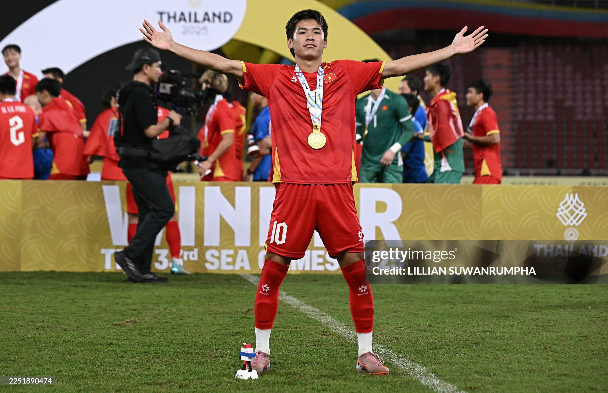 U23 Việt Nam tái đấu U23 Trung Quốc: Báo Trung Quốc lo lắng trước đội hình lạ của HLV Kim Sang-sik  - Ảnh 2.