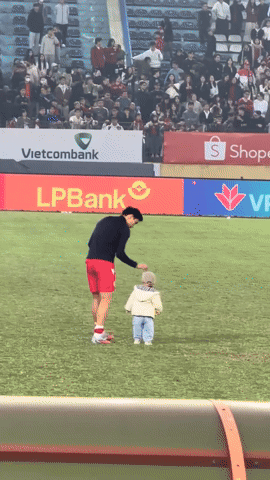 2,5 triệu người xem Đoàn Văn Hậu "gia trưởng" bên cô vợ hiền Doãn Hải My - Ảnh 1.