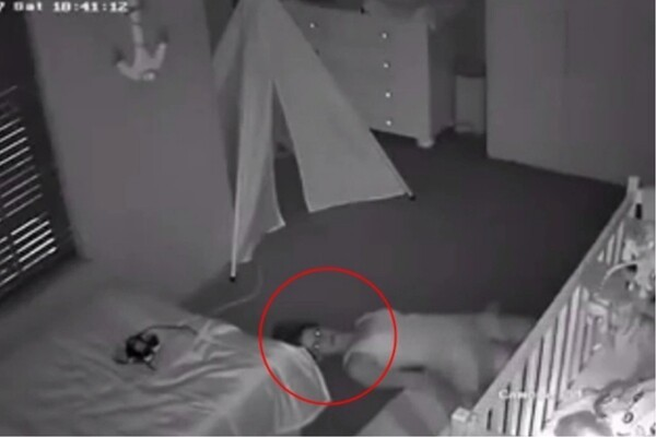 Clip hơn 20 triệu lượt xem: Chồng mở camera xem con ngủ, kinh ho&agrave;ng khi thấy vợ &ldquo;mắt trợn trừng&rdquo;, b&ograve; l&ecirc; dưới s&agrave;n- Ảnh 1.