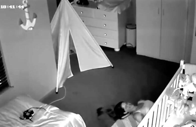 Clip hơn 20 triệu lượt xem: Chồng mở camera xem con ngủ, kinh ho&agrave;ng khi thấy vợ &ldquo;mắt trợn trừng&rdquo;, b&ograve; l&ecirc; dưới s&agrave;n- Ảnh 2.