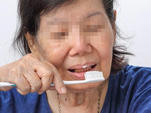 Người phụ nữ 50 tuổi nhất quyết đ&aacute;nh răng bằng nước muối pha lo&atilde;ng, 1 năm sau kết quả g&acirc;y chấn động- Ảnh 1.