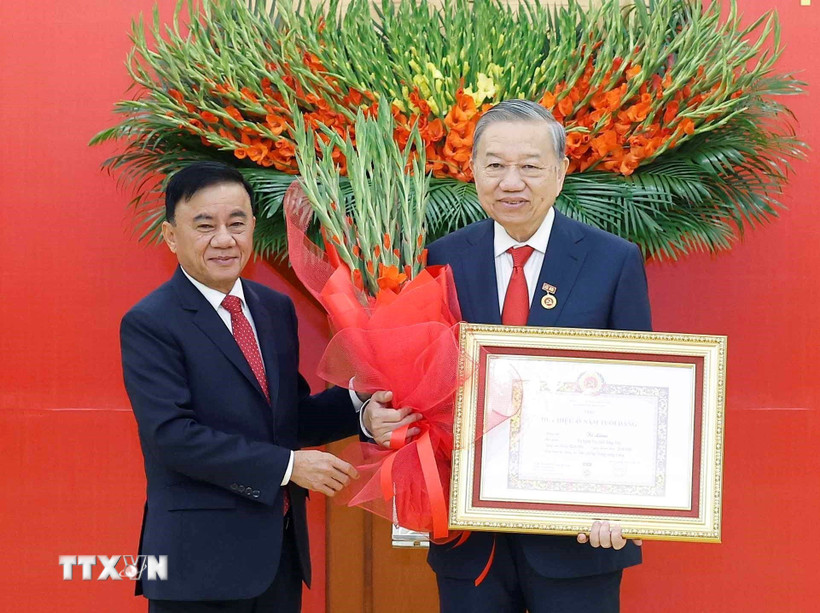 Trao Huy hiệu 45 năm tuổi Đảng tặng Tổng Bí thư Tô Lâm - Ảnh 2.