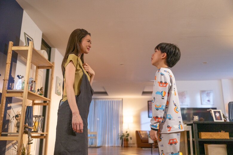 Gần Tết, cả nh&agrave; chồng cũ mang 1 c&acirc;y v&agrave;ng sang xin t&aacute;i hợp, t&ocirc;i vừa mềm l&ograve;ng th&igrave; bủn rủn khi thấy t&iacute;n hiệu từ con trai- Ảnh 1.