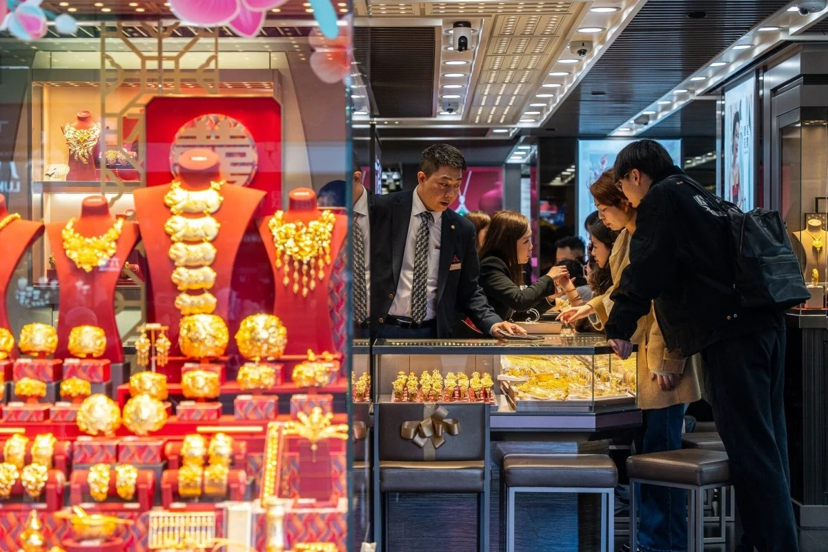 Người phụ nữ r&uacute;t sổ tiết kiệm 860 triệu đồng mua v&agrave;ng, 10 năm sau l&atilde;i 130% nhưng thừa nhận: &ldquo;T&ocirc;i l&atilde;i đậm nhưng thấp thỏm, mất ăn mất ngủ&rdquo;- Ảnh 1.