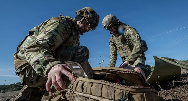 Robot y tế MASH gi&uacute;p tự kh&acirc;u vết thương tr&ecirc;n chiến trường năm 2026 - Ảnh 1.