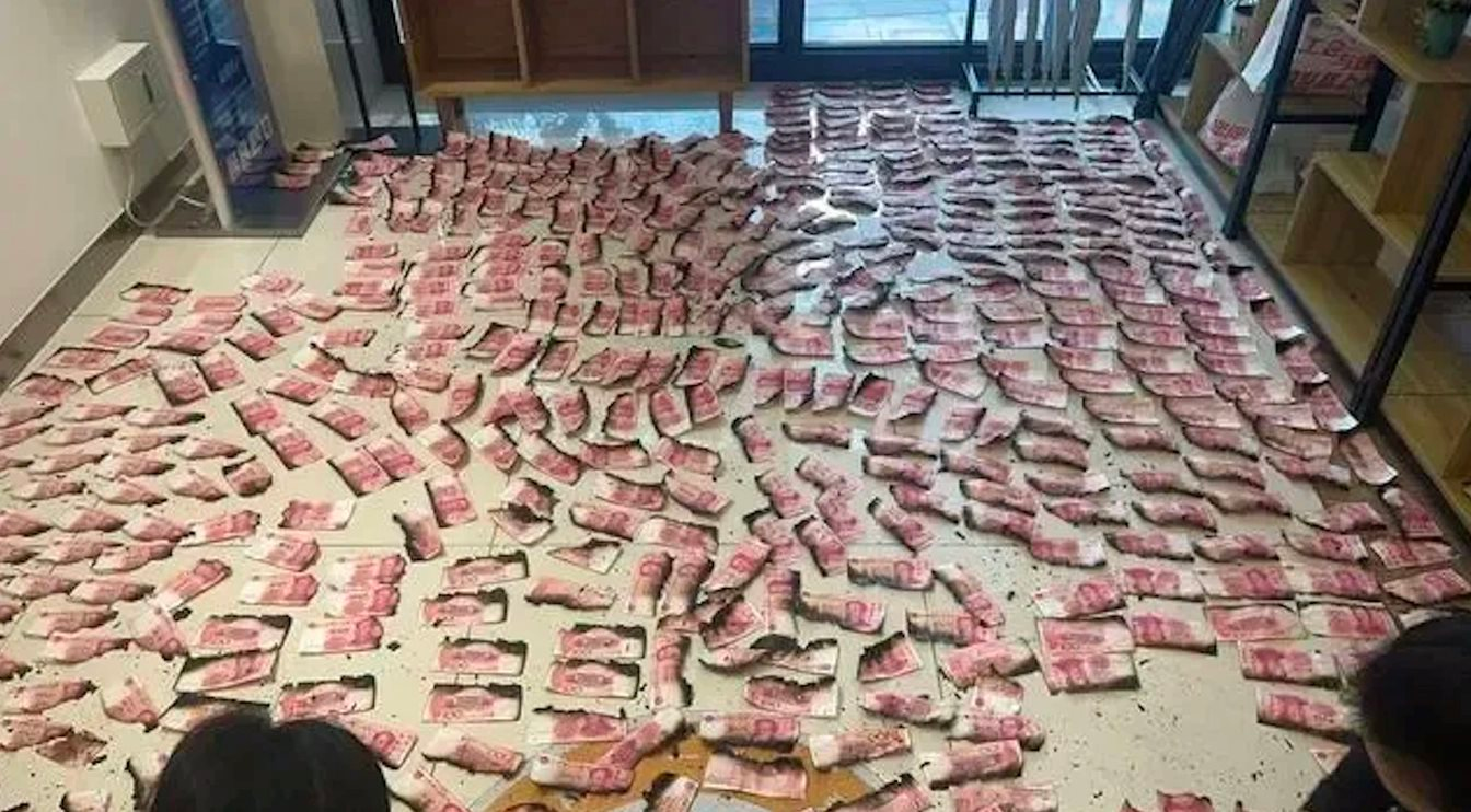 Gần 1,5 tỷ đồng tiền mặt bị cháy nghiêm trọng, cụ ông mang đến ngân hàng để đổi tiền mới: Bất ngờ với con số nhận lại - Ảnh 3.