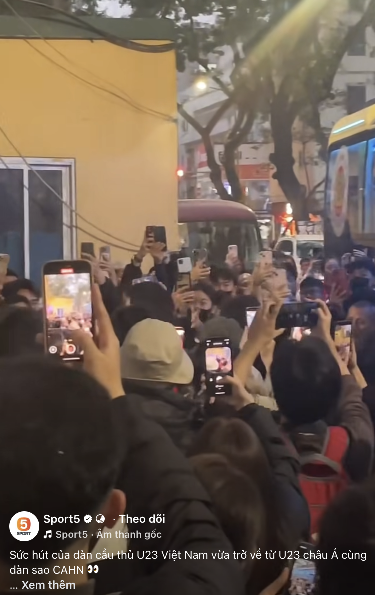 Đình Bắc phải cải trang, lên ô tô riêng, lặng lẽ ra về bằng cửa phụ khi được hàng ngàn fan săn đón- Ảnh 1.