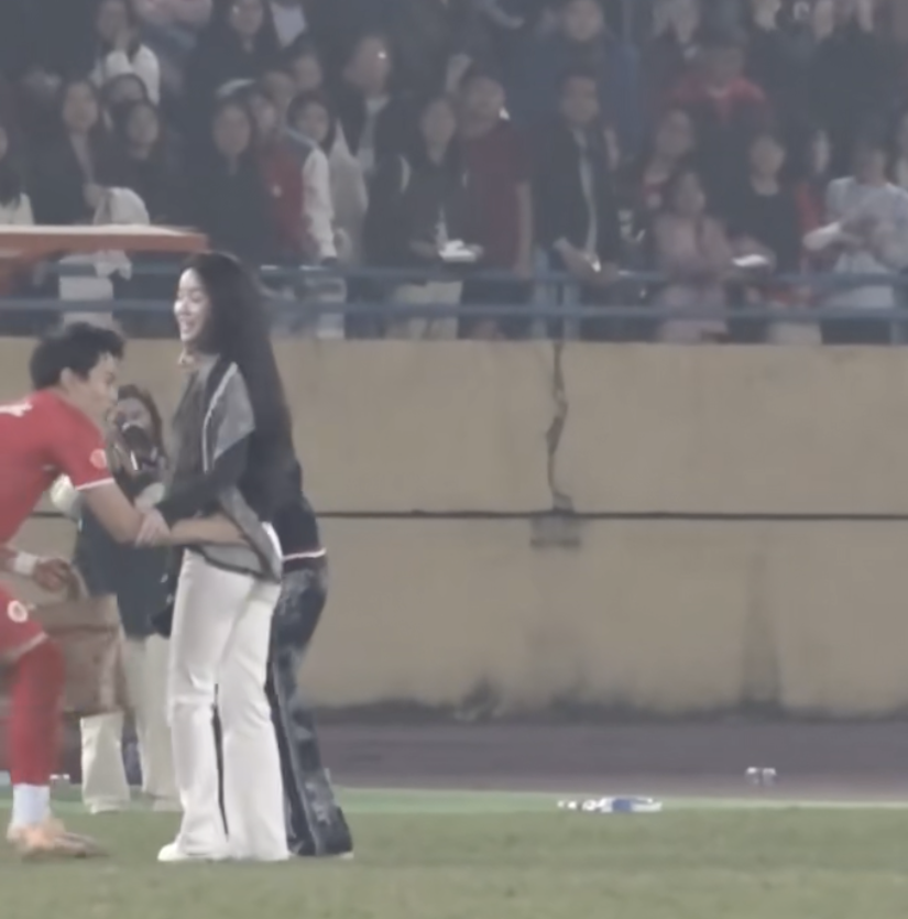 Đ&igrave;nh Bắc hot đến mức Chu Thanh Huyền - vợ Quang Hải cũng phải xuống s&acirc;n xin chụp ảnh c&ugrave;ng- Ảnh 2.