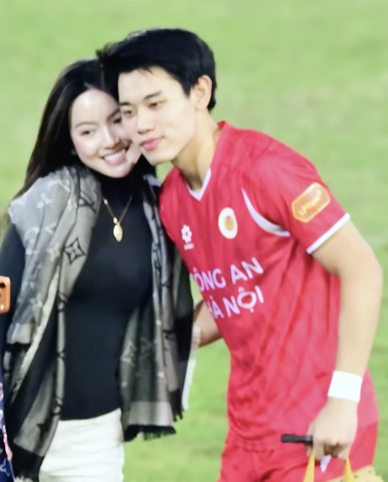 Đ&igrave;nh Bắc hot đến mức Chu Thanh Huyền - vợ Quang Hải cũng phải xuống s&acirc;n xin chụp ảnh c&ugrave;ng- Ảnh 3.