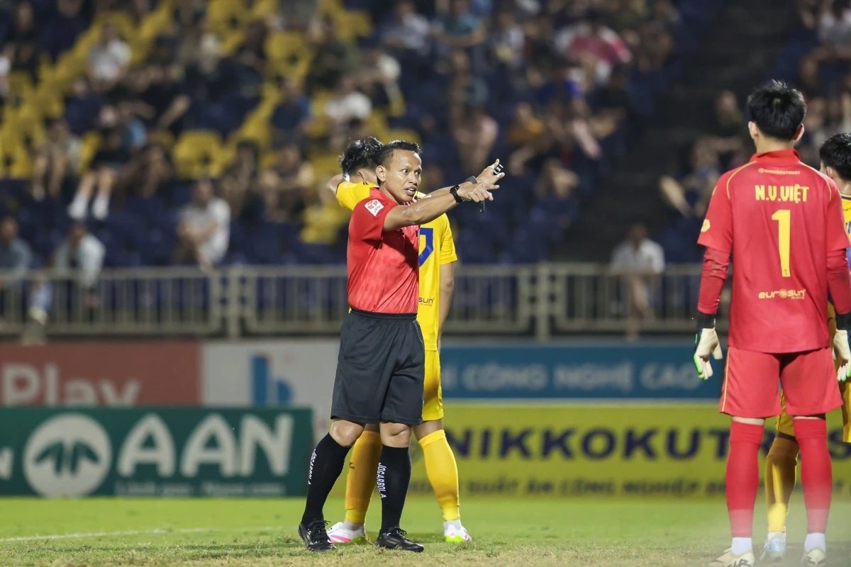 Mời trọng tài ngoại không làm V-League “sạch hơn” - Ảnh 1.