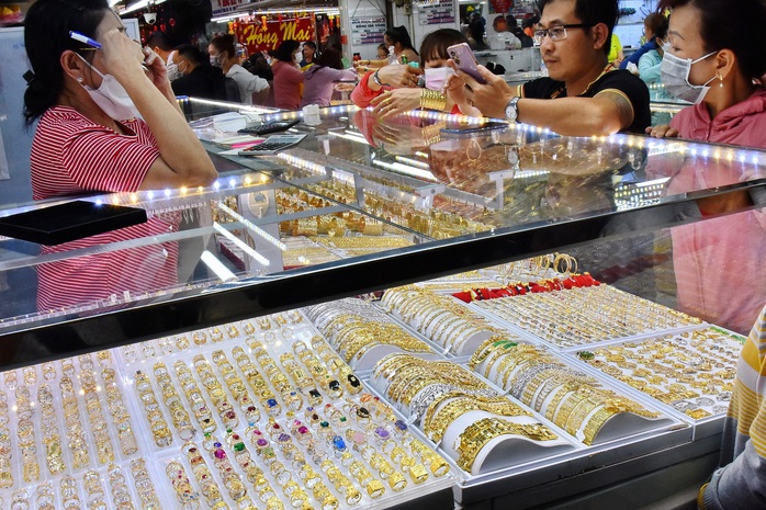 Giá vàng hôm nay 3-2: Tiếp tục lao xuống - Ảnh 1.