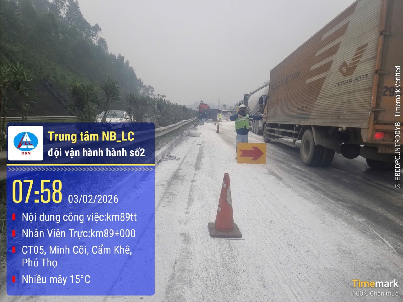 Lật xe đầu k&eacute;o tr&ecirc;n cao tốc Nội B&agrave;i &ndash; L&agrave;o Cai g&acirc;y &ugrave;n tắc giao th&ocirc;ng cục bộ - Ảnh 1.