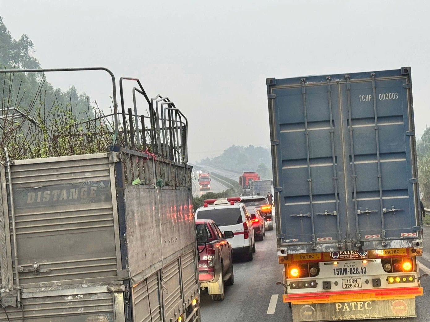 Lật xe đầu k&eacute;o tr&ecirc;n cao tốc Nội B&agrave;i &ndash; L&agrave;o Cai g&acirc;y &ugrave;n tắc giao th&ocirc;ng cục bộ - Ảnh 2.