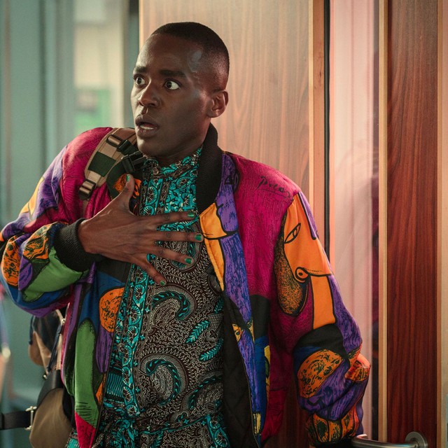 Xem phim Sex Education, t&ocirc;i sững sờ ph&aacute;t hiện con trai m&igrave;nh l&agrave; "nạn nh&acirc;n" của một tr&ograve; đ&ugrave;a qu&aacute;i &aacute;c tại trường- Ảnh 1.