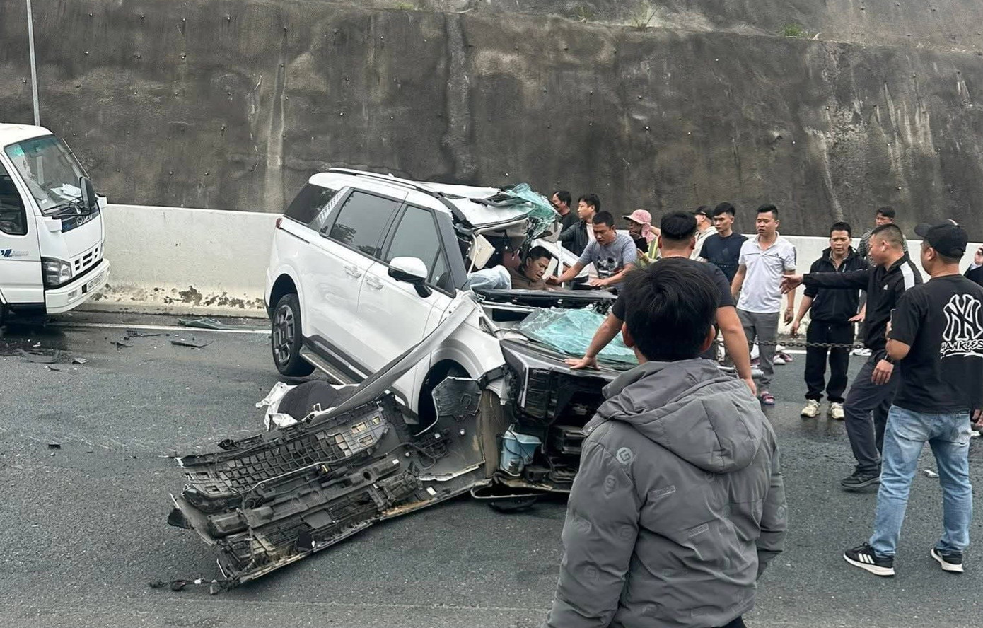 Tai nạn giao thông trên cao tốc Hạ Long - Móng Cái khiến xế hộp biến dạng - Ảnh 3.