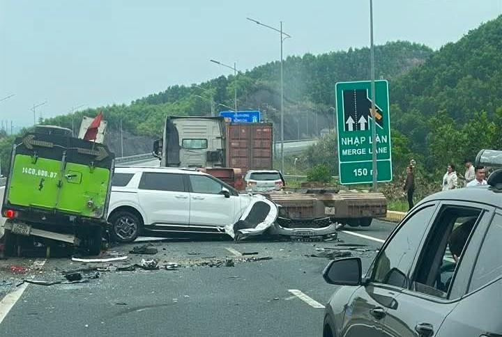 Tai nạn giao thông trên cao tốc Hạ Long - Móng Cái khiến xế hộp biến dạng - Ảnh 1.