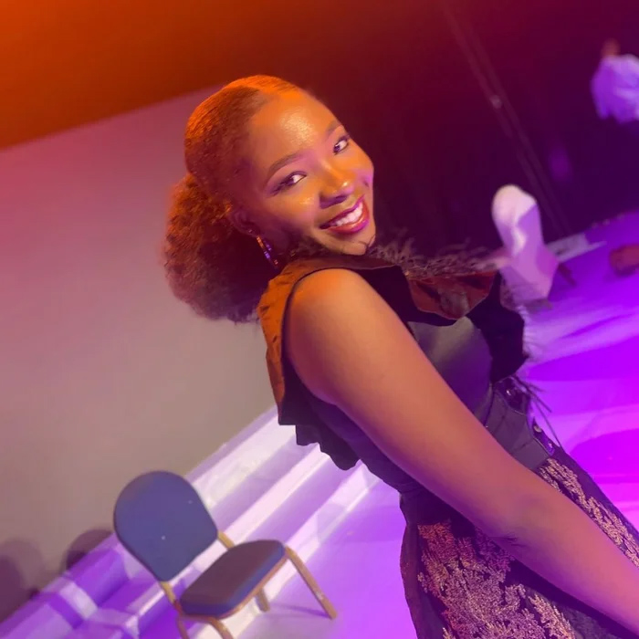 Nữ ca sĩ bị rắn độc cắn tử vong khi đang ngủ- Ảnh 1.