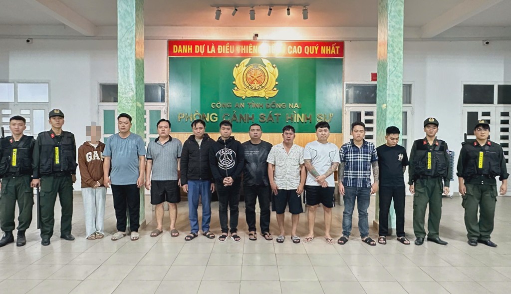 Công an bắt giữ Trần Quốc Phong và 10 người khác, thu giữ nhiều giấy tờ liên quan- Ảnh 1.