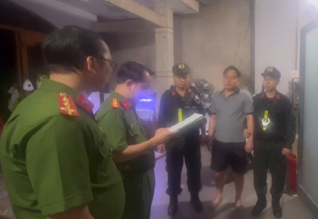 Công an bắt giữ Trần Quốc Phong và 10 người khác, thu giữ nhiều giấy tờ liên quan- Ảnh 2.