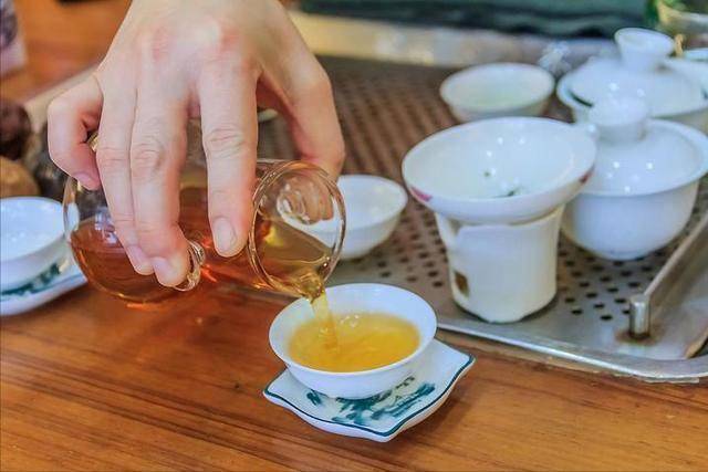 4 kiểu uống tr&agrave; được đưa v&agrave;o "danh s&aacute;ch tổn thương gan": D&ugrave; th&iacute;ch bao nhi&ecirc;u cũng phải ngậm miệng- Ảnh 2.