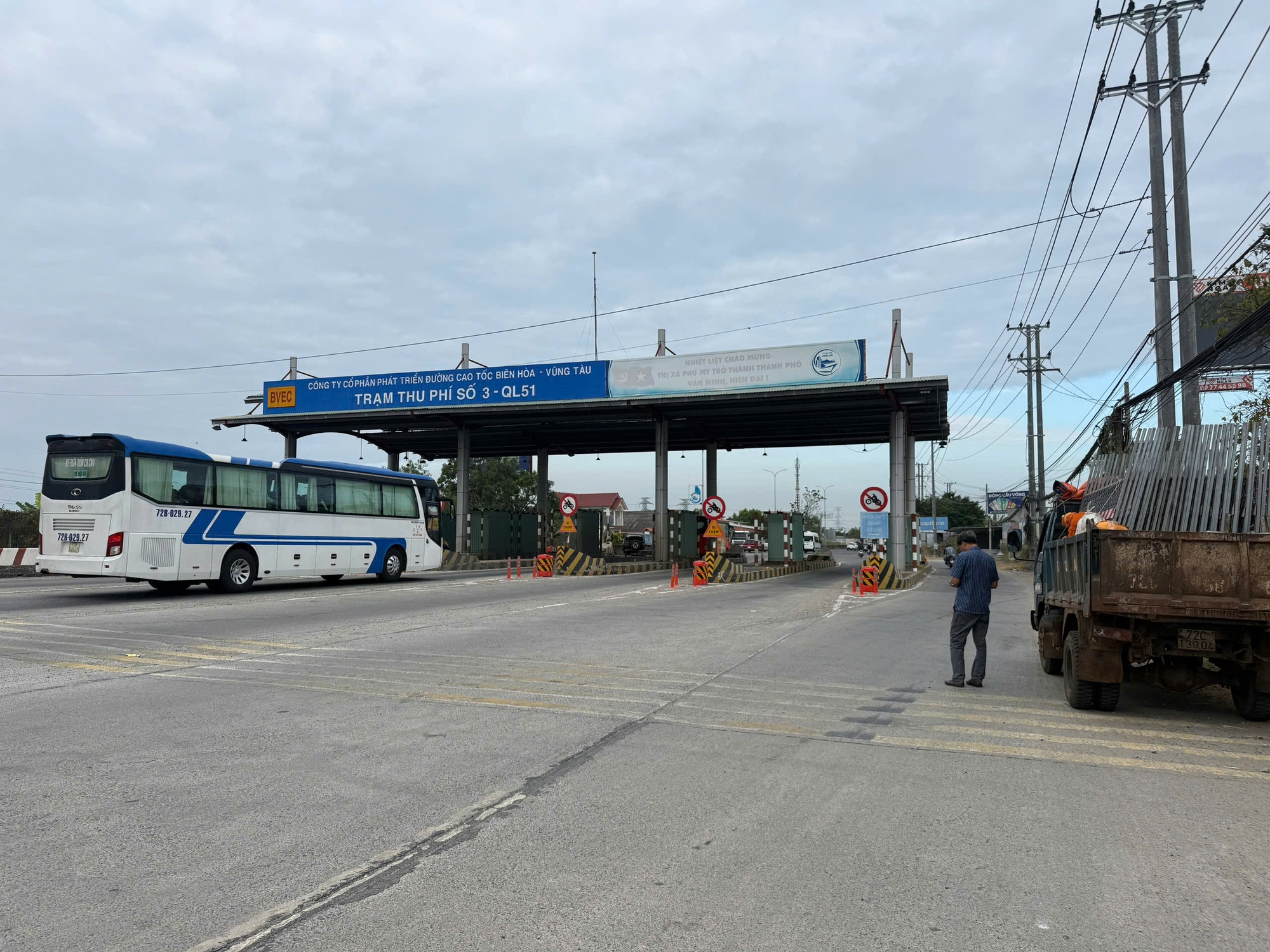 TPHCM: Chính thức tháo dỡ trạm thu phí T3 trên Quốc lộ 51 - Ảnh 2.