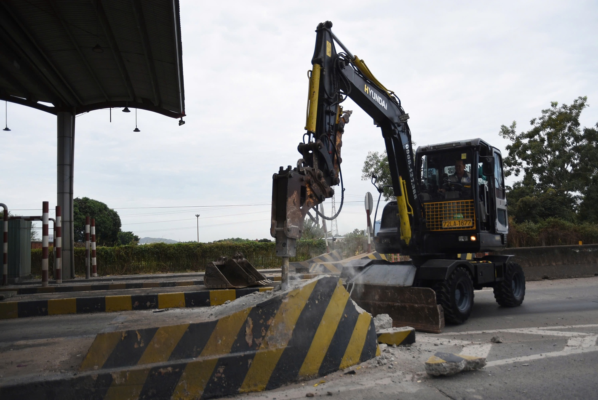 TPHCM: Chính thức tháo dỡ trạm thu phí T3 trên Quốc lộ 51 - Ảnh 7.