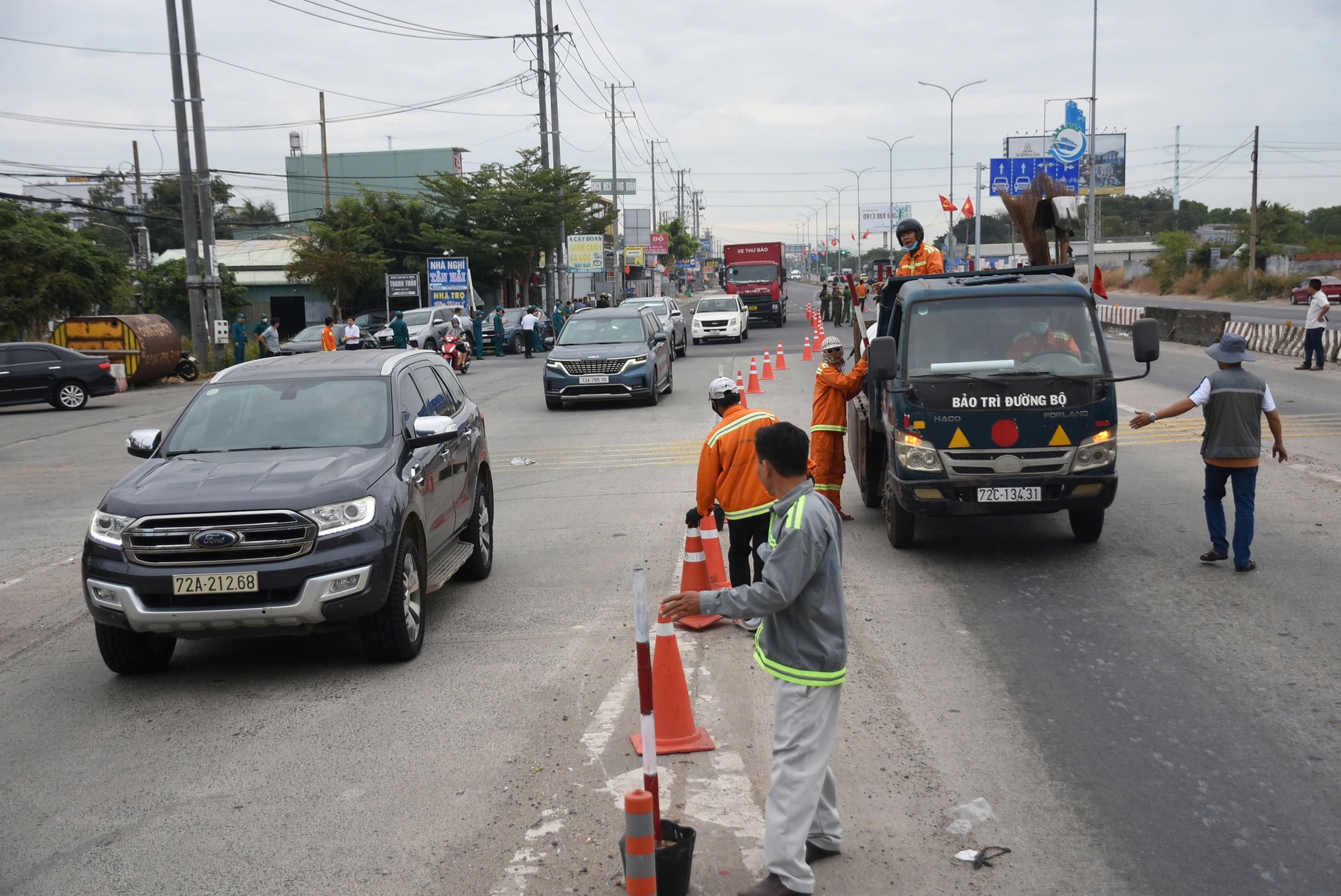 TPHCM: Chính thức tháo dỡ trạm thu phí T3 trên Quốc lộ 51 - Ảnh 5.