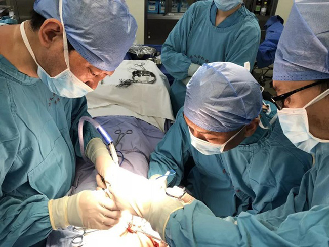 Mẹ vô tình phát hiện dịch màu vàng trên áo lót bé gái 13 tuổi, kết quả siêu âm gây sốc vì…- Ảnh 1.