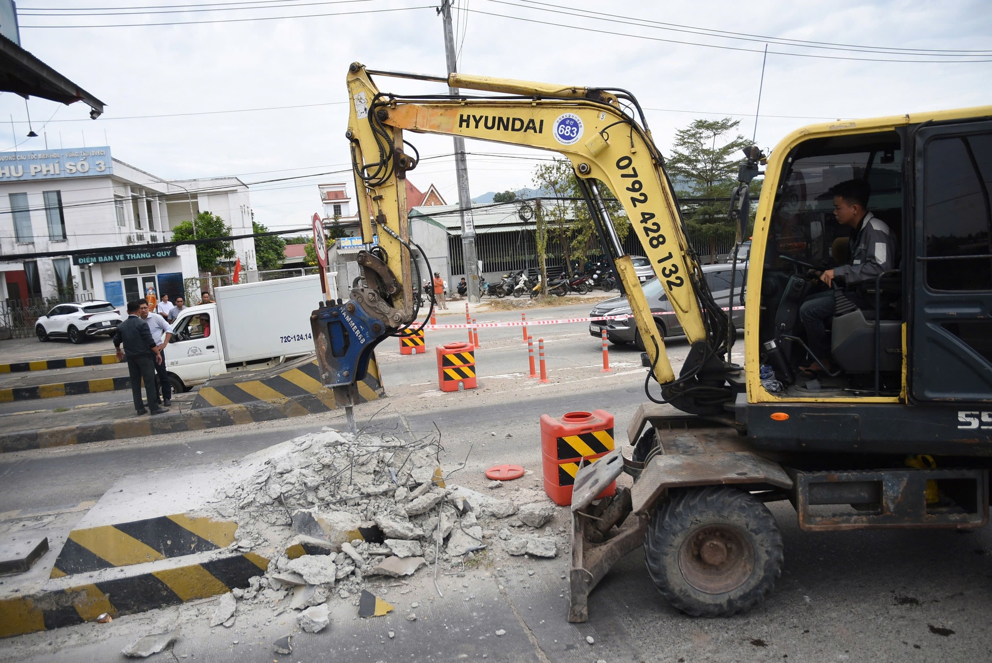 TPHCM: Chính thức tháo dỡ trạm thu phí T3 trên Quốc lộ 51 - Ảnh 6.