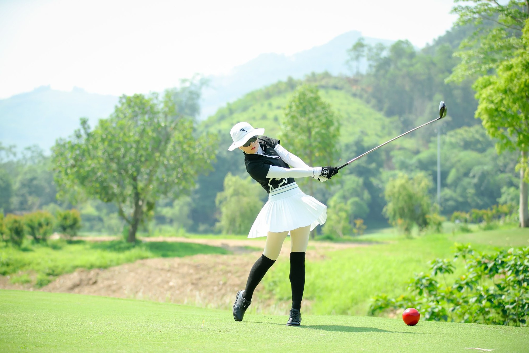 Viral ảnh Á hậu Phương Nhi xinh đẹp và khí chất chuẩn "dâu hào môn" khi chơi golf - môn gắn với Đỗ Mỹ Linh - Ảnh 8.