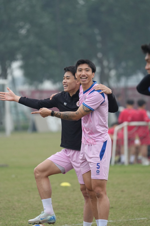 Một khoảnh khắc gây chú ý của Đình Bắc và Văn Hậu- Ảnh 1.