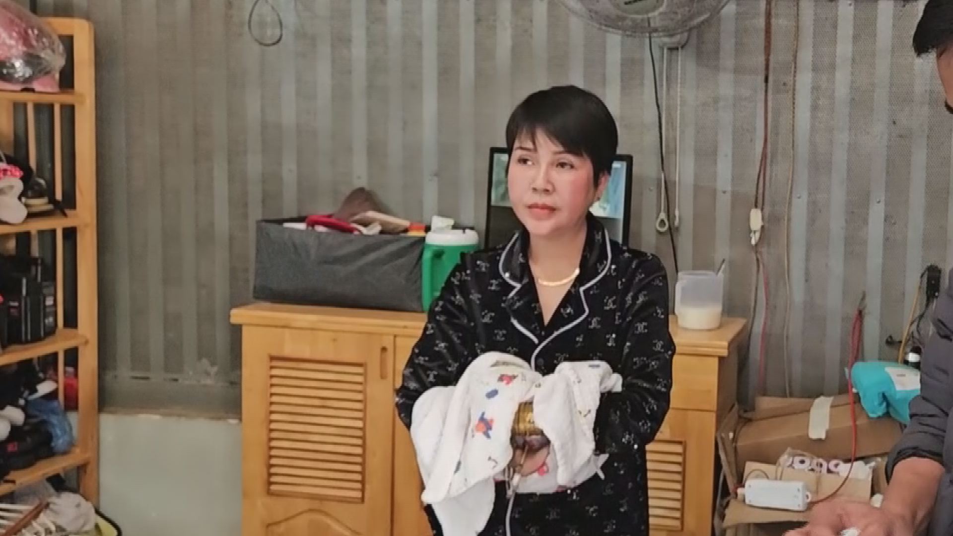 Bắt giữ người phụ nữ lắp camera gi&aacute;m s&aacute;t b&aacute;n ma t&uacute;y tại Đắk Lắk - Ảnh 1.