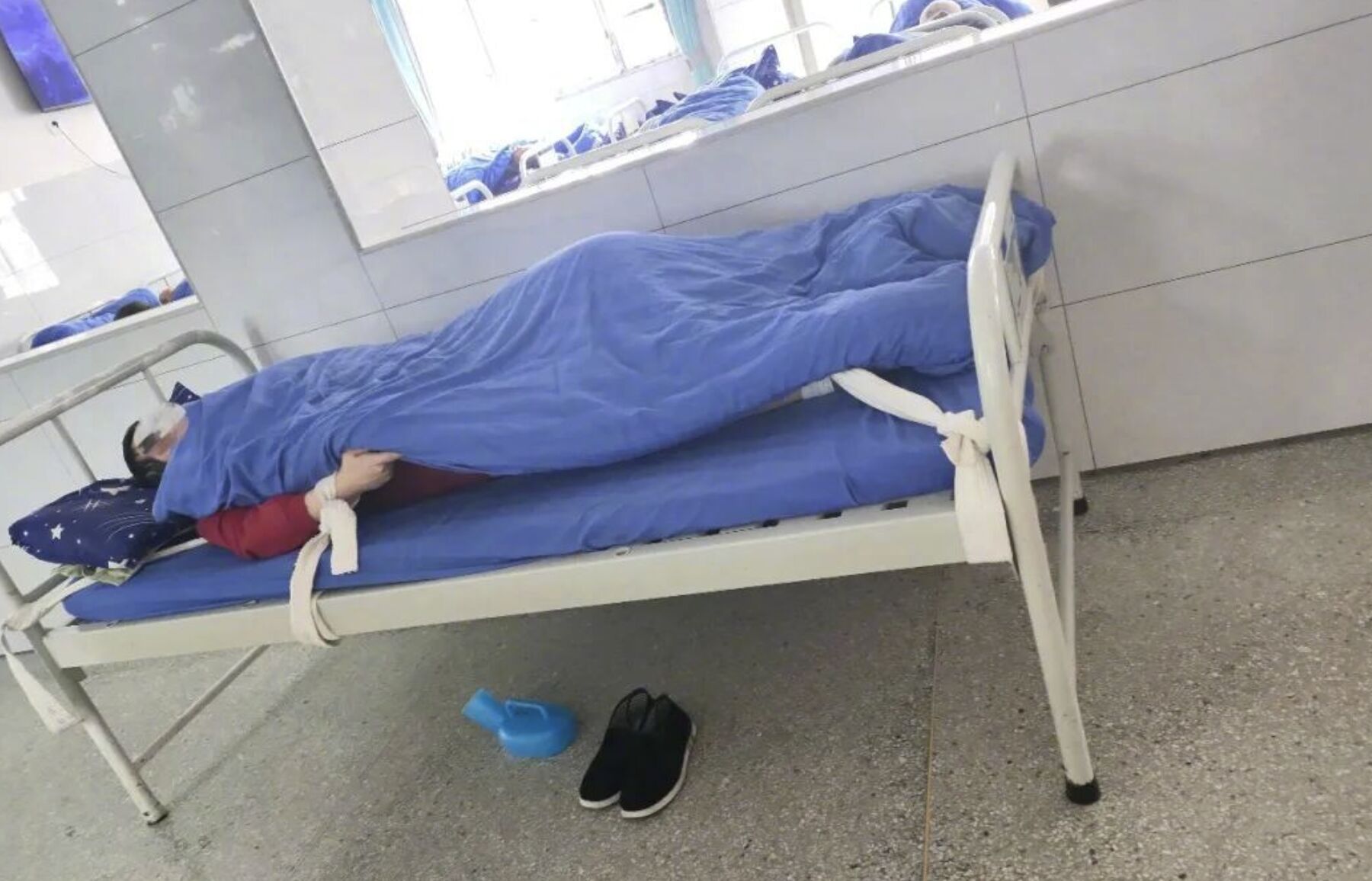 Ph&aacute;t hiện rất nhiều người b&igrave;nh thường trong bệnh viện t&acirc;m thần v&igrave; l&yacute; do r&uacute;ng động- Ảnh 4.