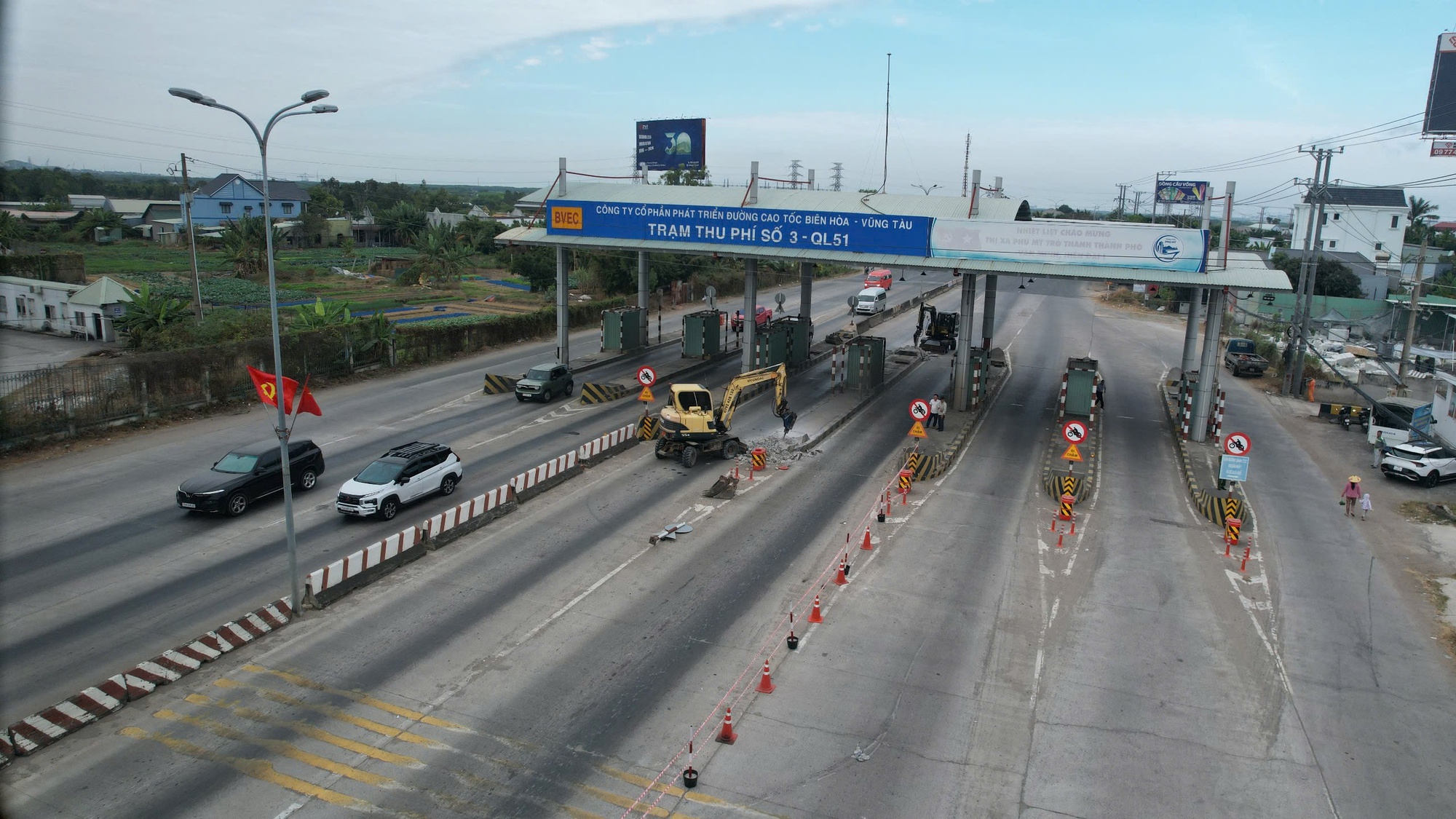 TPHCM: Chính thức tháo dỡ trạm thu phí T3 trên Quốc lộ 51 - Ảnh 1.