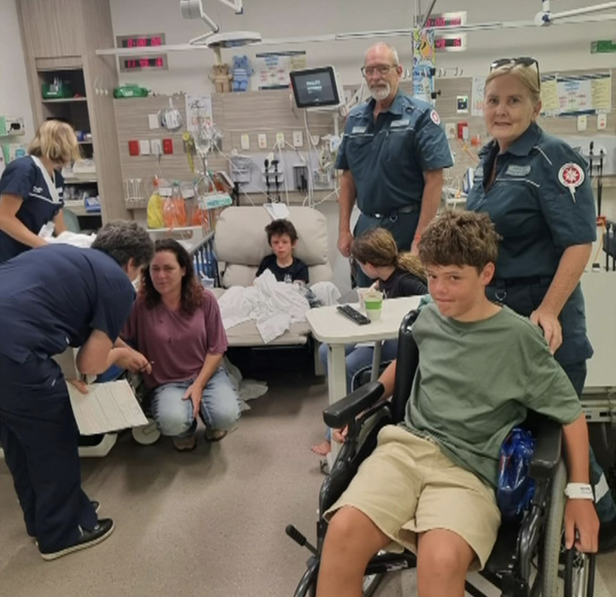 Cả thế giới sửng sốt trước câu chuyện cậu bé 13 tuổi bơi hơn 4km vượt dòng “nghẹt thở” để cứu sống cả gia đình- Ảnh 4.