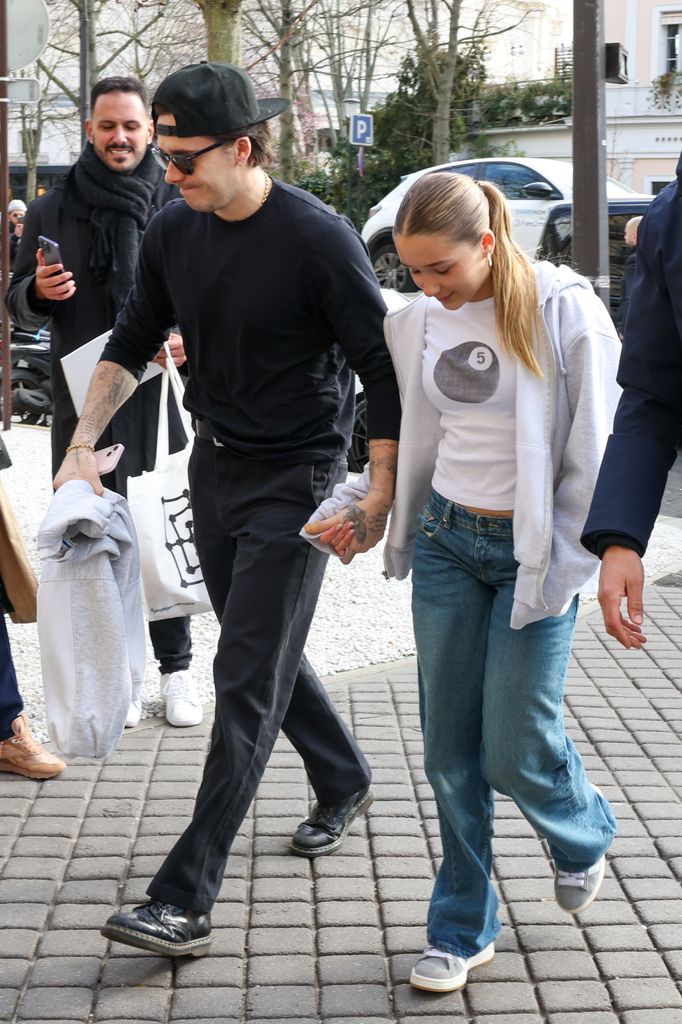 Tiểu thư Harper bị đem ra l&agrave;m l&aacute; chắn cho drama gia đ&igrave;nh, Brooklyn Beckham bỗng đi b&agrave;i "nổi loạn để bảo vệ em g&aacute;i"? - Ảnh 2.