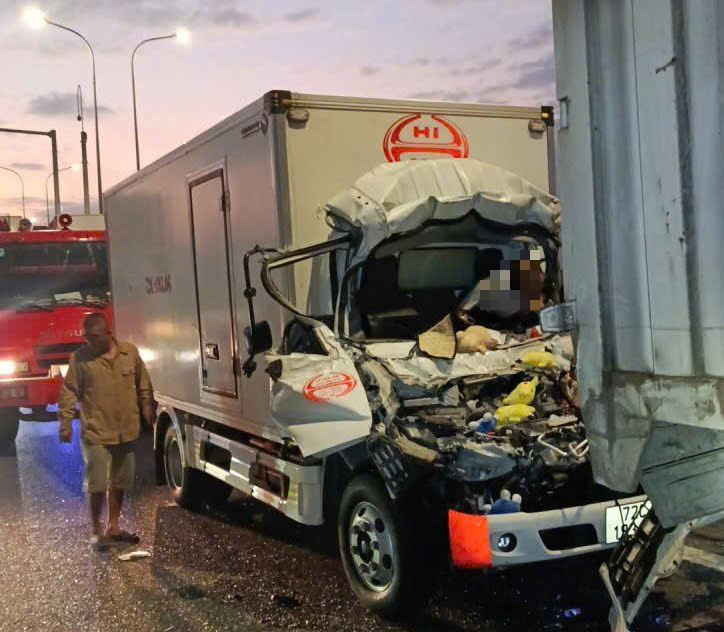 Clip va chạm t&oacute;e lửa tr&ecirc;n cao tốc TPHCM - Long Th&agrave;nh, 1 t&agrave;i xế tử vong - Ảnh 3.