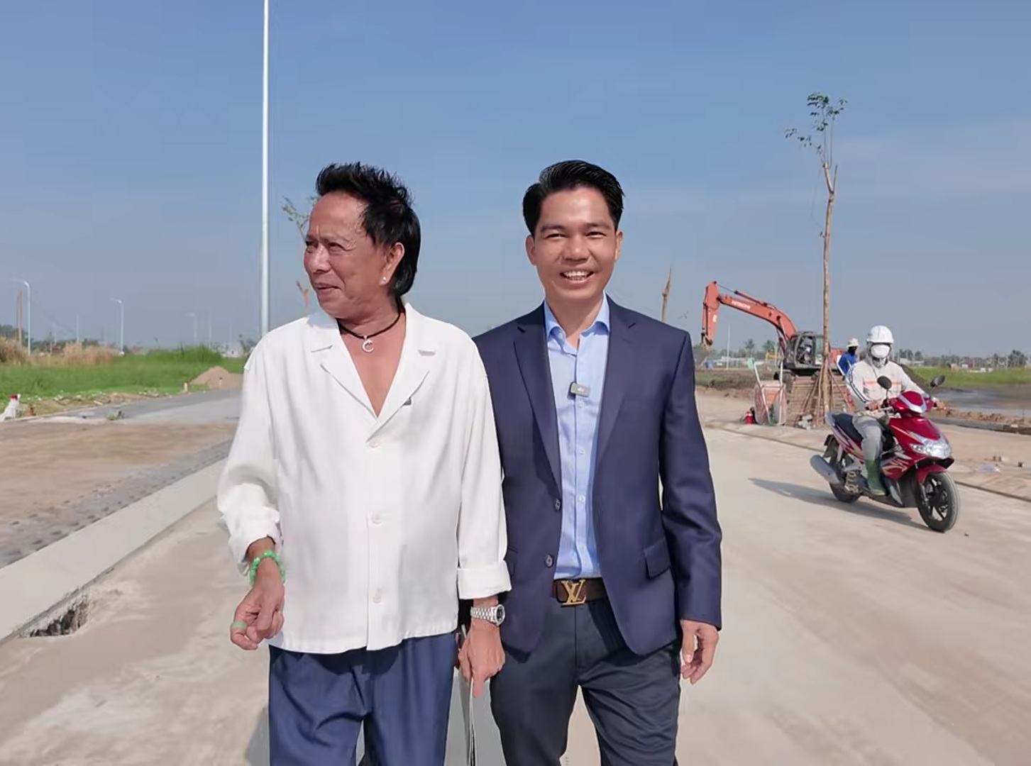 Nam danh h&agrave;i U70 xuống tiền mua biệt thự l&ocirc; g&oacute;c, 2 miếng đất nền ở Long An- Ảnh 2.