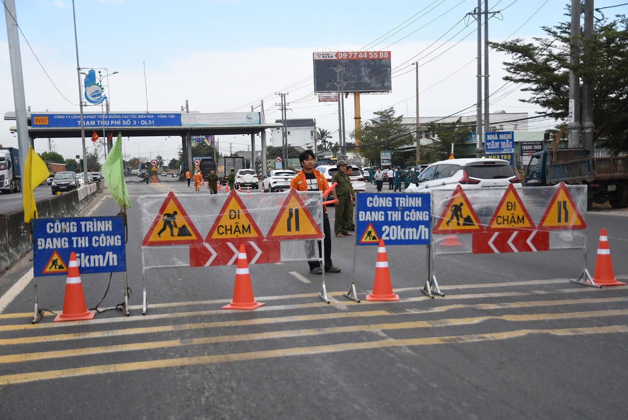 TPHCM: Chính thức tháo dỡ trạm thu phí T3 trên Quốc lộ 51 - Ảnh 3.