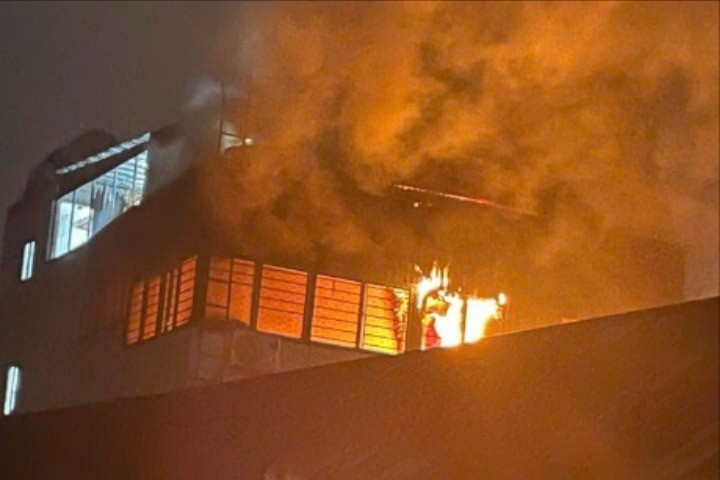 Cháy nhà trọ Hà Nội 8 tầng: Nỗi hoảng sợ giữa đêm 4 / 2 - Ảnh 1.