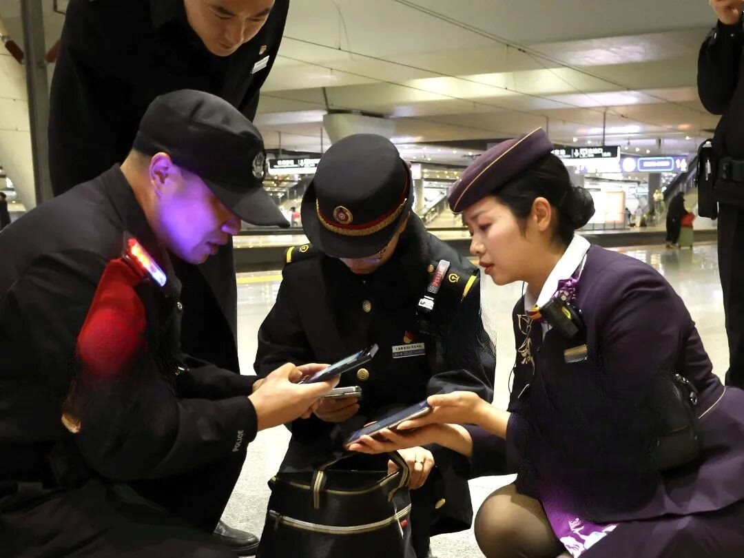 Phát hiện vali chứa 18 cọc tiền mặt gần 700 triệu đồng bị bỏ quên trên tàu- Ảnh 2.