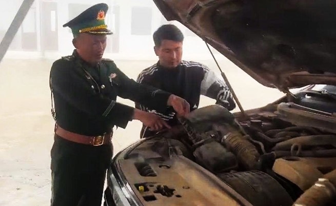 Vận chuyển tr&aacute;i ph&eacute;p 263 gram v&agrave;ng qua bi&ecirc;n giới trong xe Ford Ranger bị ph&aacute;t hiện - Ảnh 1.