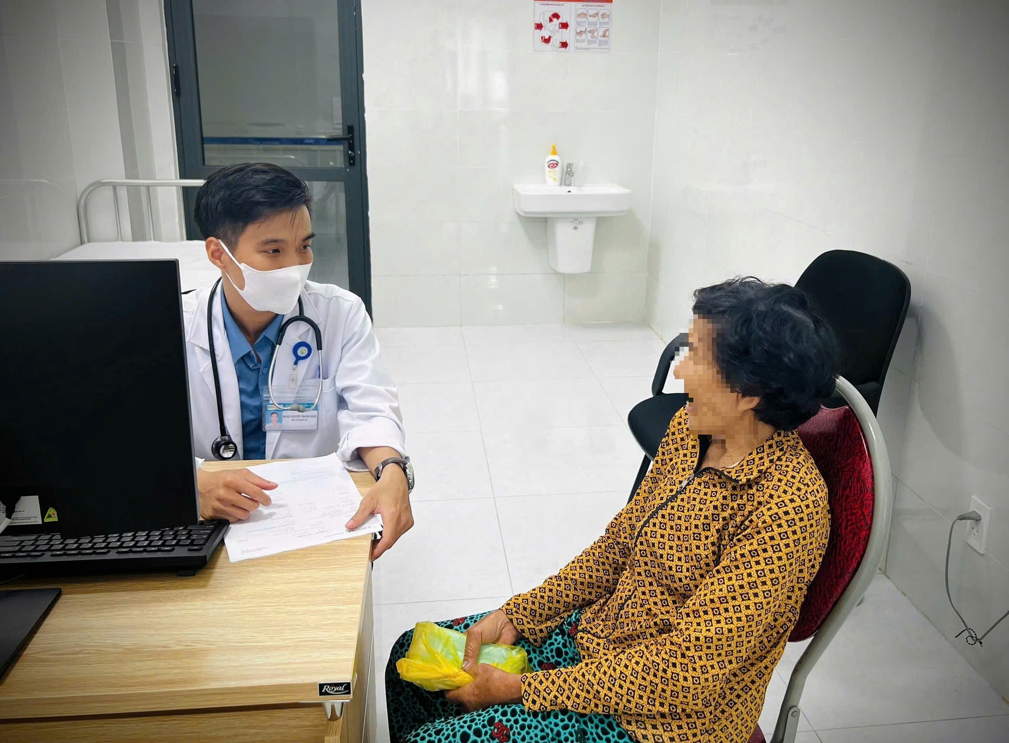 Bảo Lãnh Viện Phí Qua Ngân Hàng: Không Phải Ai Cũng Dùng Được - Ảnh 2.